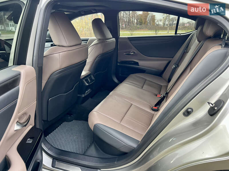 Седан Lexus ES 2024 в Рівному