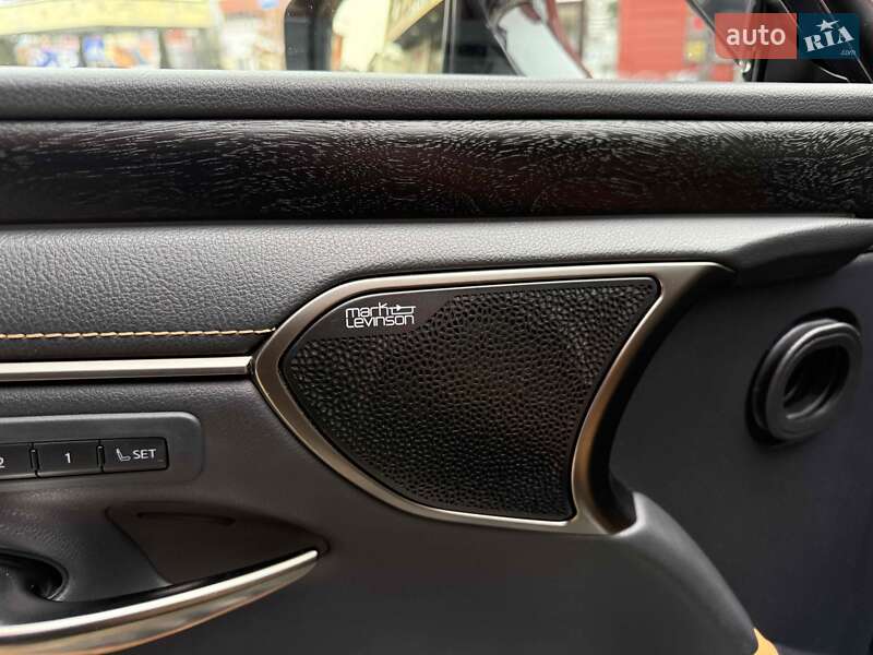 Седан Lexus ES 2022 в Львові