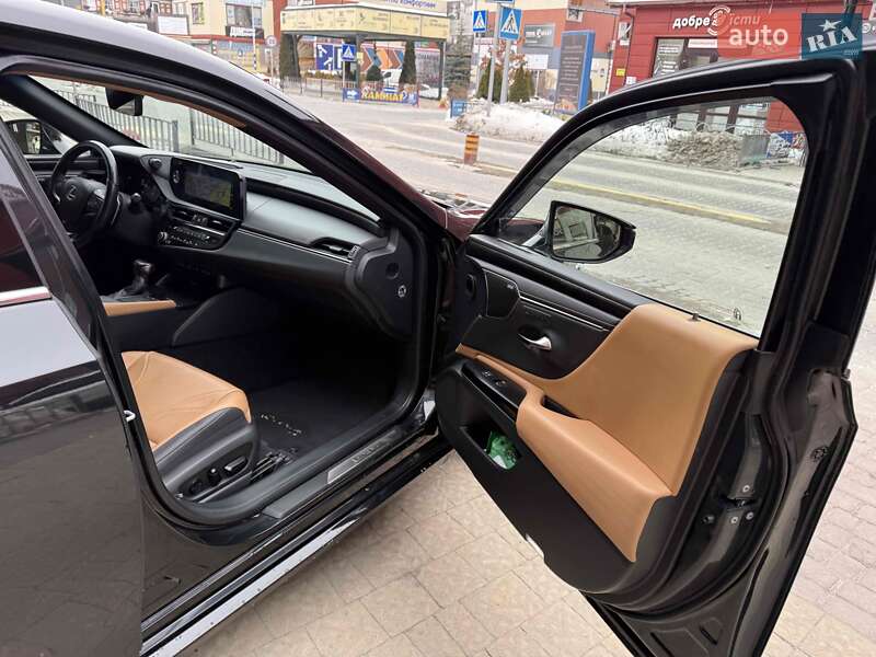 Седан Lexus ES 2022 в Львові