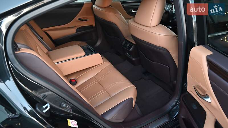 Седан Lexus ES 2019 в Киеве