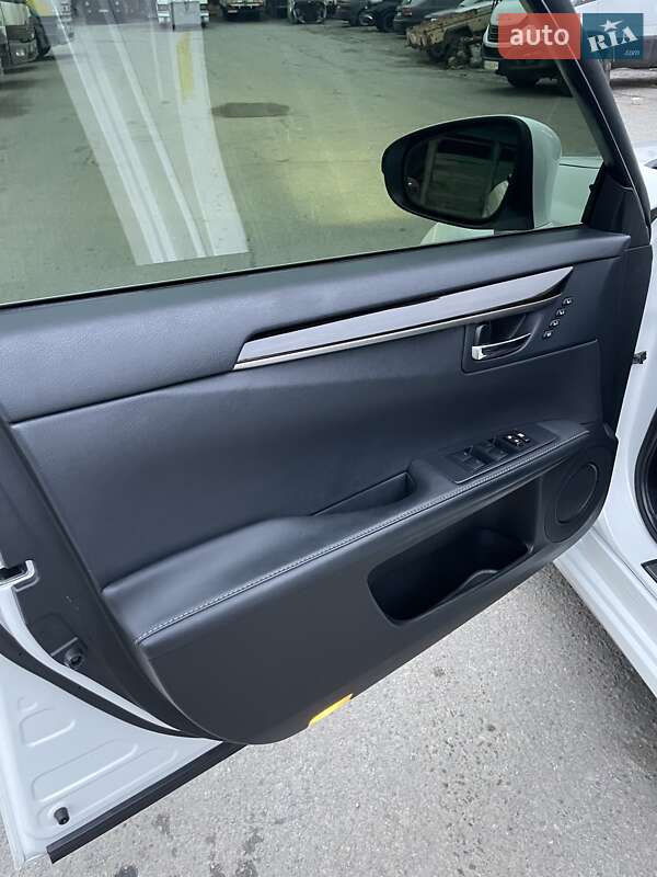 Седан Lexus ES 2014 в Дніпрі