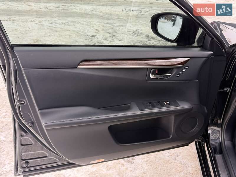 Седан Lexus ES 2015 в Киеве