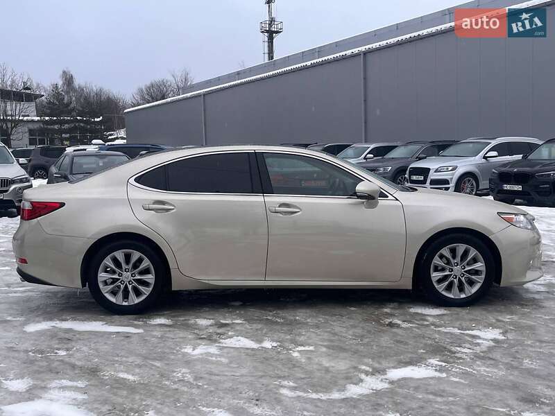 Седан Lexus ES 2012 в Львові