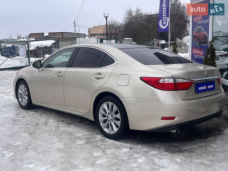 Седан Lexus ES 2012 в Львові
