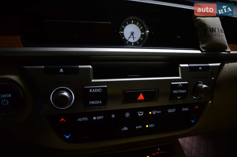 Седан Lexus ES 2013 в Киеве