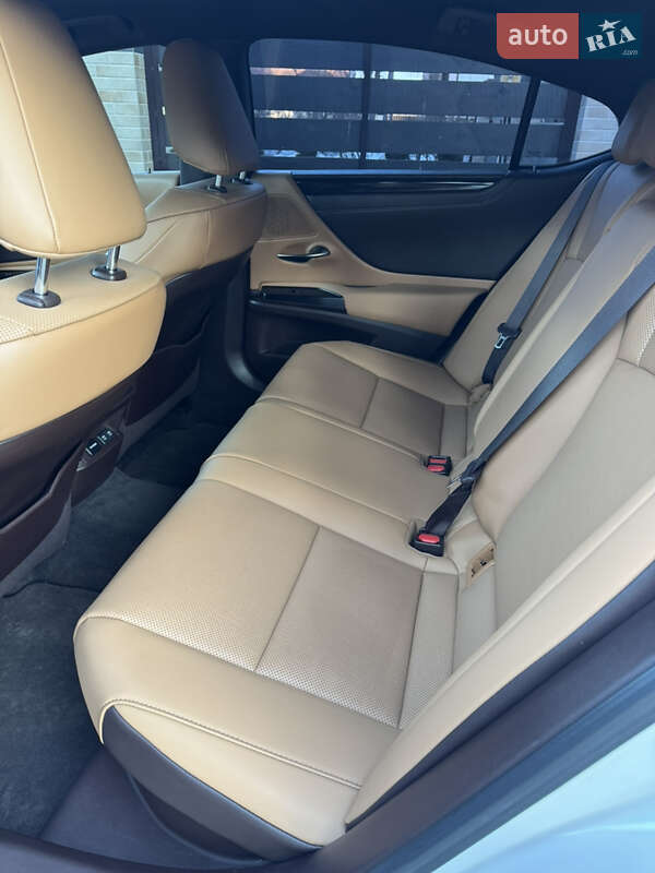 Седан Lexus ES 2020 в Львове