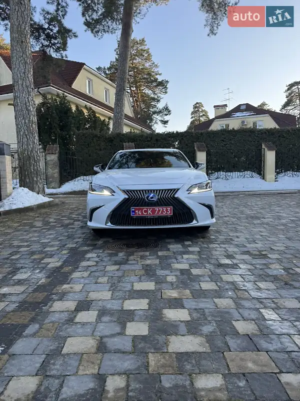 Lexus ES 2020