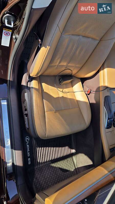Седан Lexus ES 2016 в Киеве