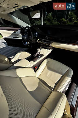 Седан Lexus ES 2016 в Киеве