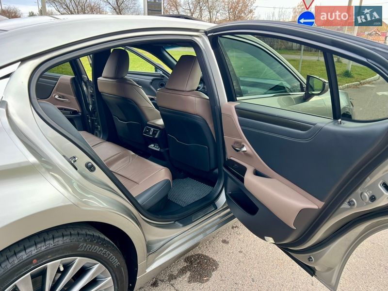 Седан Lexus ES 2024 в Рівному