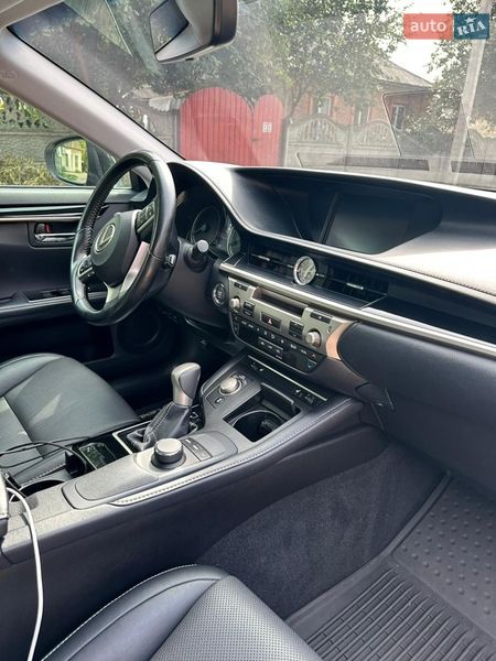 Седан Lexus ES 2016 в П'ятихатках