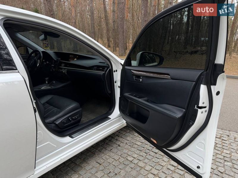 Седан Lexus ES 2016 в Новомосковську