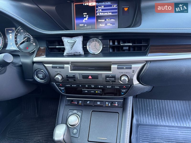 Седан Lexus ES 2016 в Дніпрі