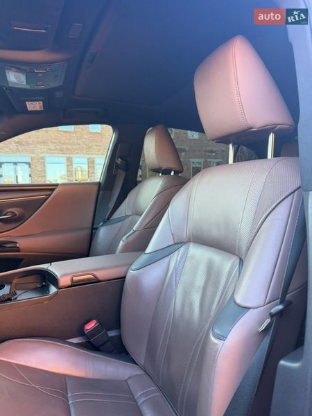 Седан Lexus ES 2022 в Виннице