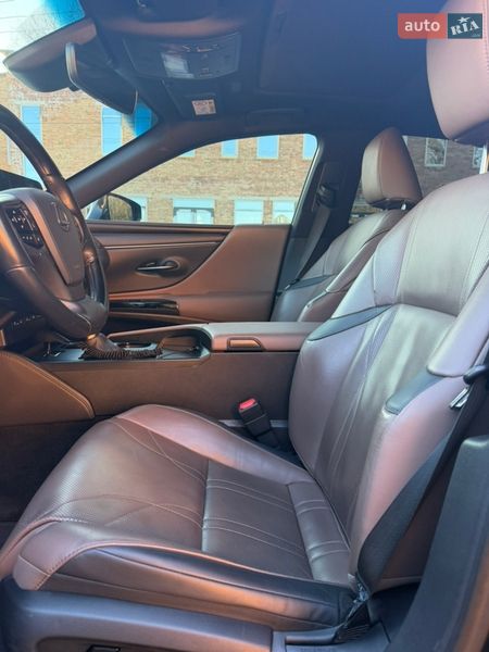 Седан Lexus ES 2022 в Виннице