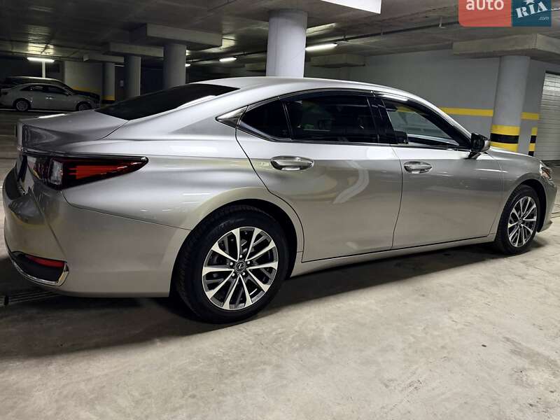 Седан Lexus ES 2022 в Киеве