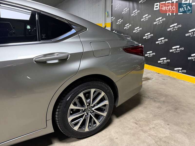 Седан Lexus ES 2022 в Киеве