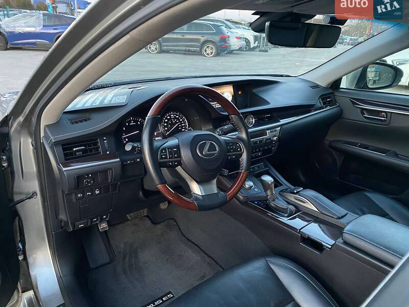 Седан Lexus ES 2017 в Львове