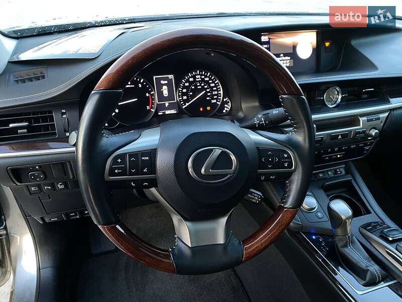 Седан Lexus ES 2017 в Львове