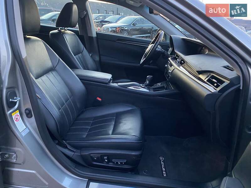 Седан Lexus ES 2017 в Львове