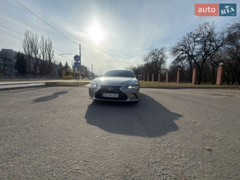 Седан Lexus ES 2018 в Кропивницком
