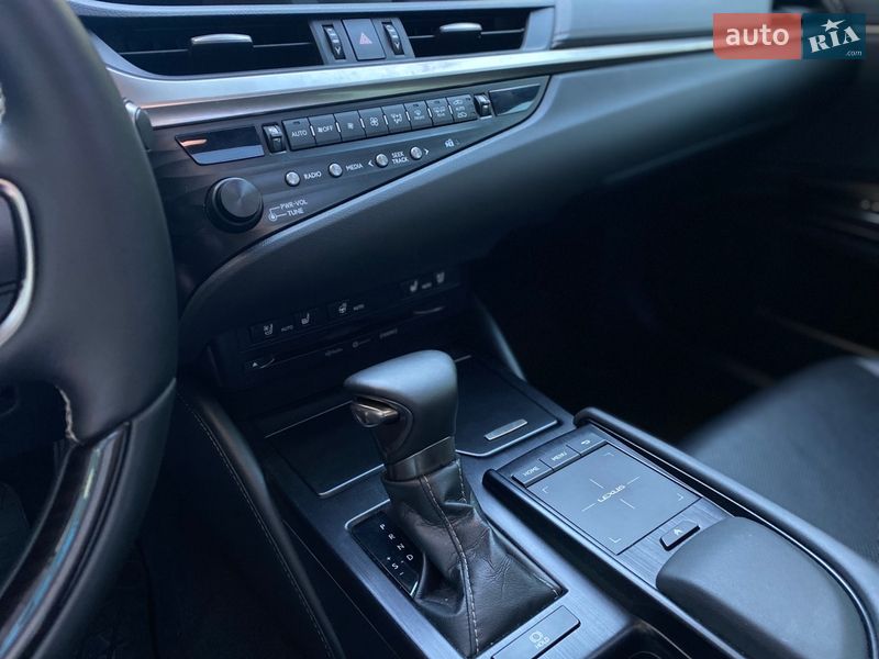 Седан Lexus ES 2019 в Киеве