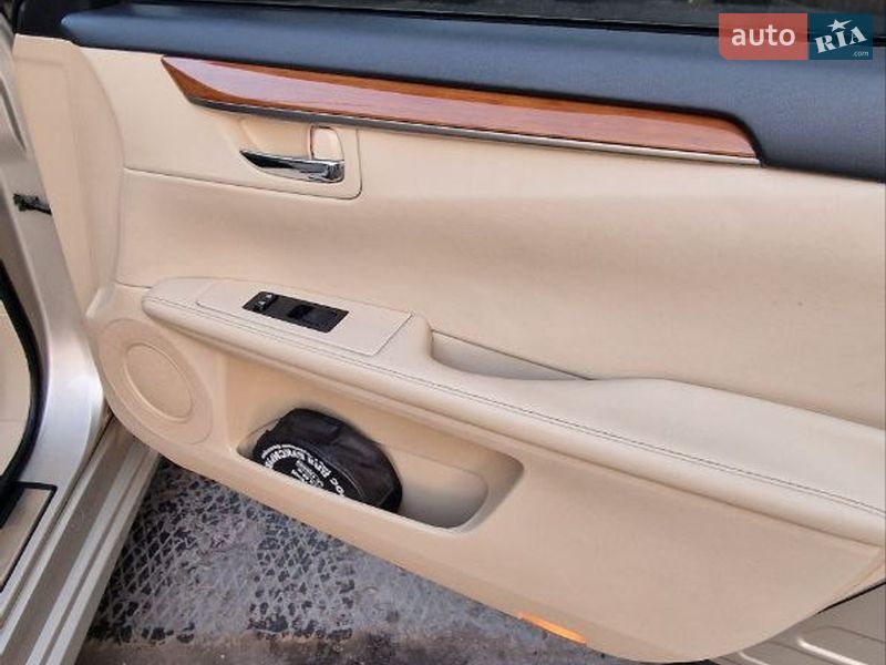 Седан Lexus ES 2015 в Кривом Роге