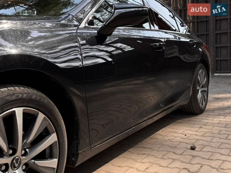 Седан Lexus ES 2020 в Новояворовске