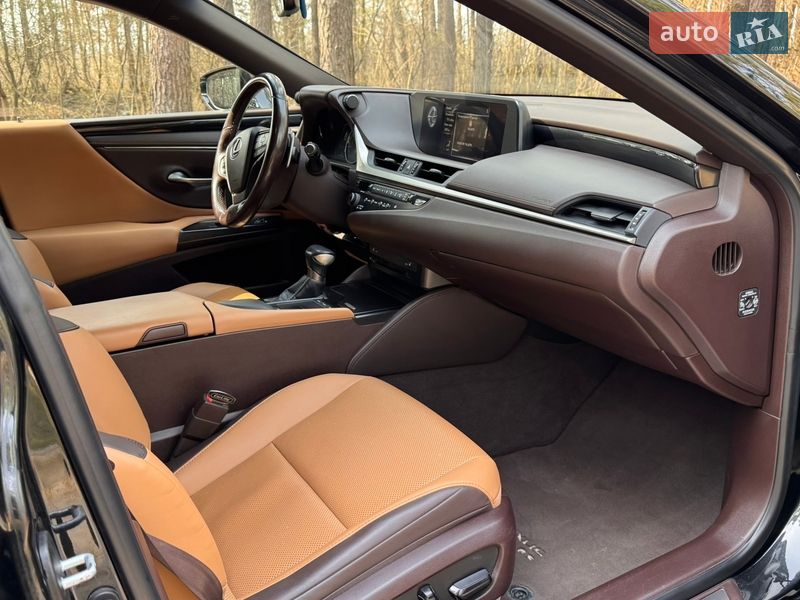 Седан Lexus ES 2020 в Новояворовске