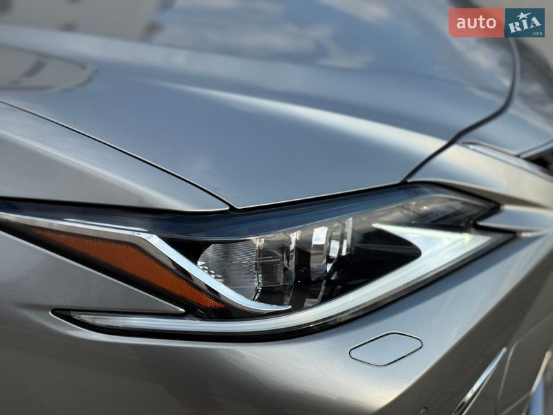 Седан Lexus ES 2023 в Виннице