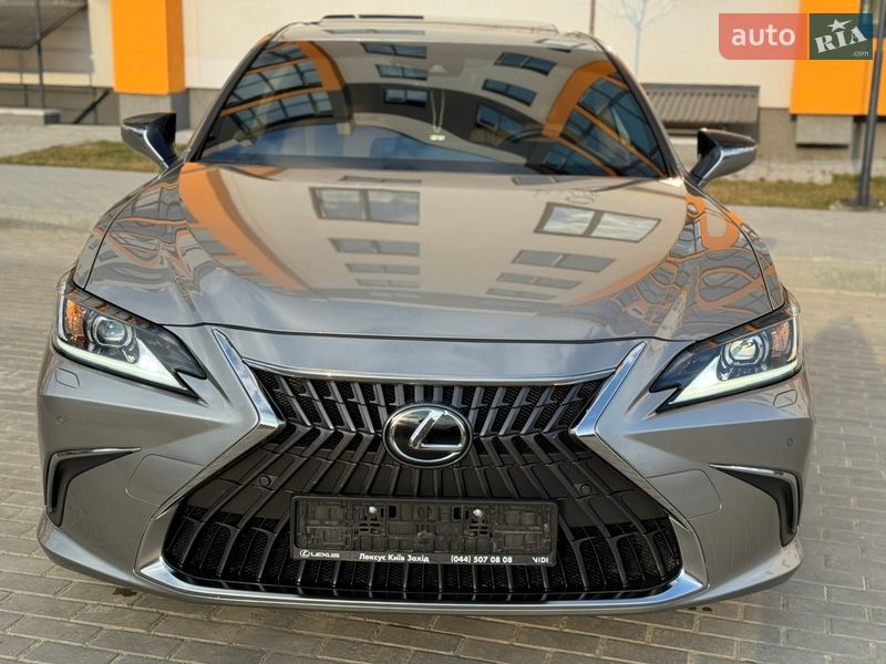 Седан Lexus ES 2023 в Виннице