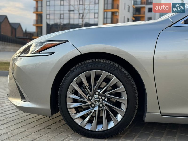 Седан Lexus ES 2023 в Виннице