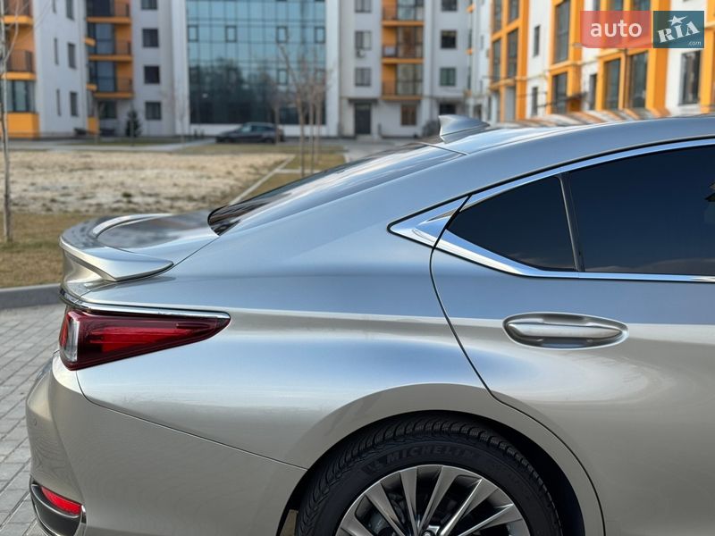 Седан Lexus ES 2023 в Виннице