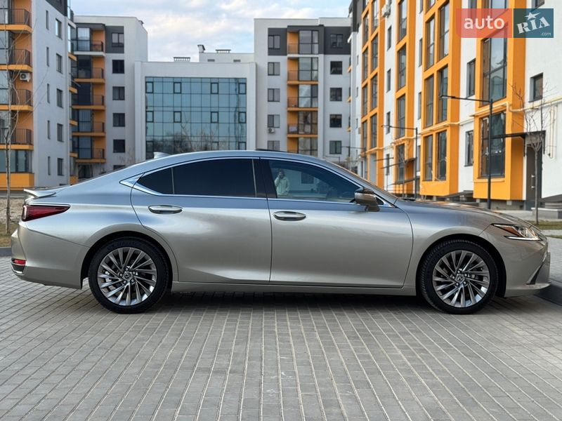Седан Lexus ES 2023 в Виннице