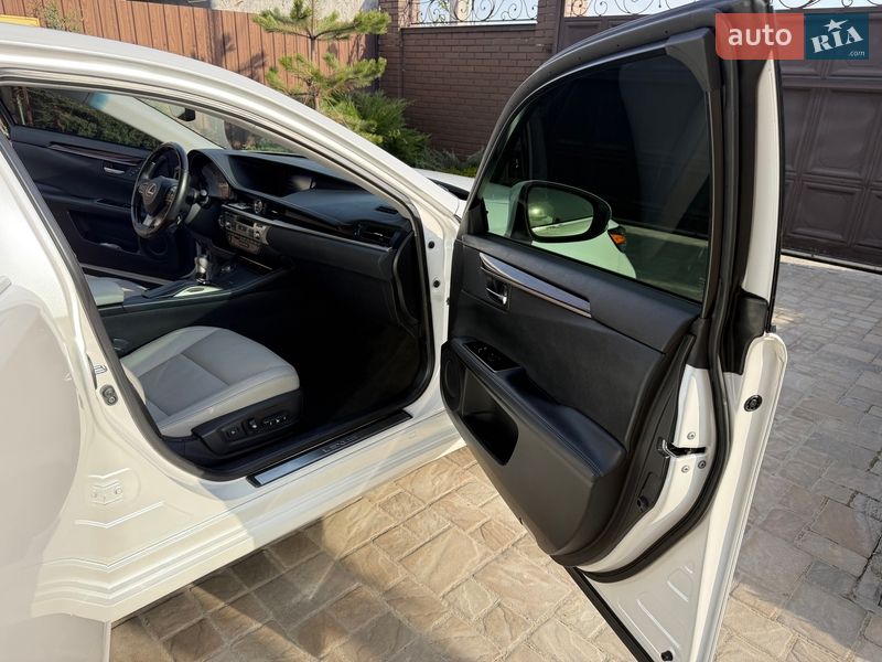 Седан Lexus ES 2018 в Киеве