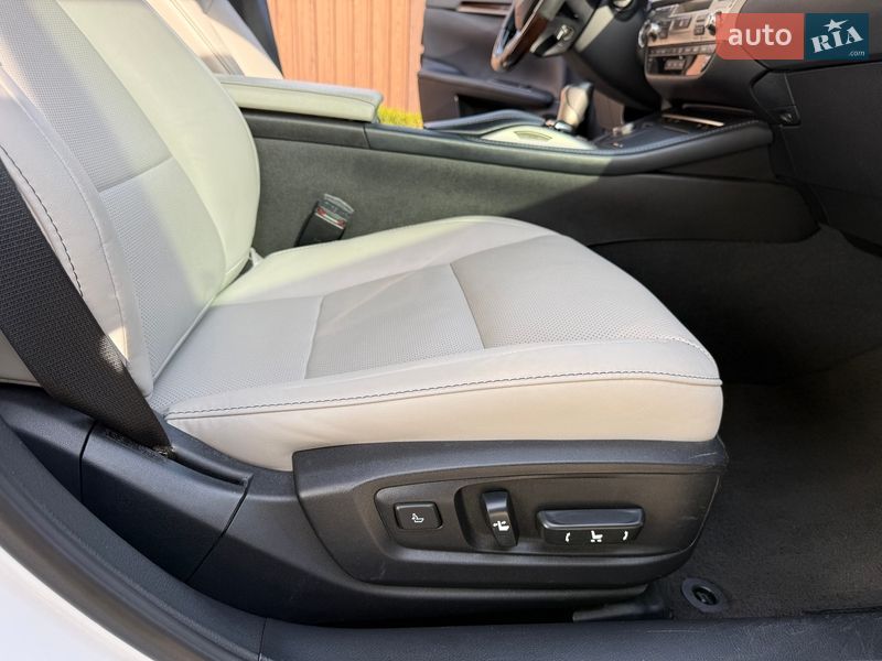 Седан Lexus ES 2018 в Киеве