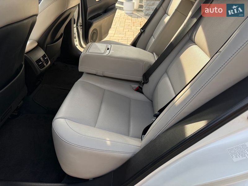 Седан Lexus ES 2018 в Киеве