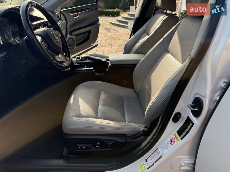 Седан Lexus ES 2018 в Киеве