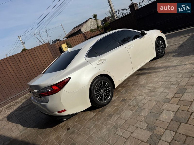 Седан Lexus ES 2018 в Киеве