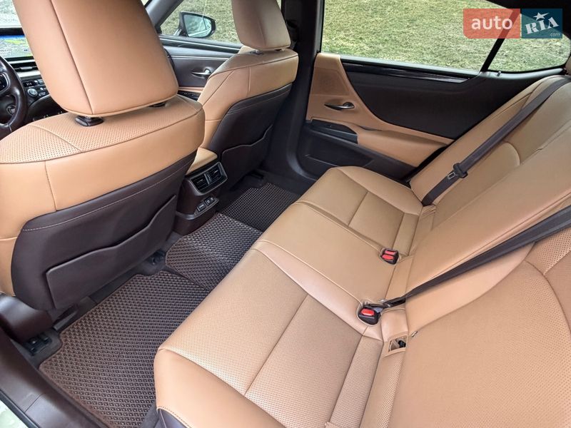 Седан Lexus ES 2020 в Львові