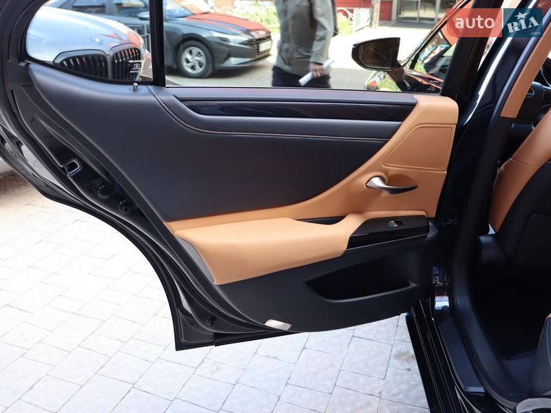 Седан Lexus ES 2022 в Львове