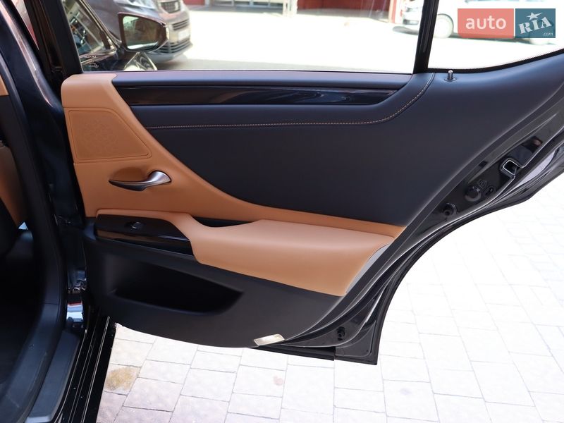 Седан Lexus ES 2022 в Львове