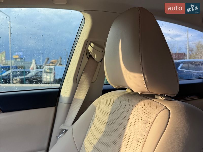 Седан Lexus ES 2014 в Дніпрі