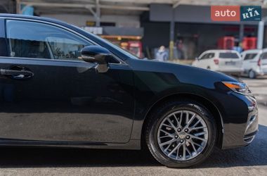 Седан Lexus ES 2018 в Киеве