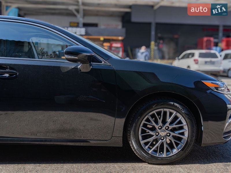 Седан Lexus ES 2018 в Киеве