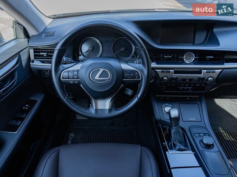 Седан Lexus ES 2018 в Киеве
