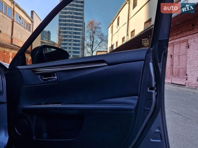 Седан Lexus ES 2015 в Киеве