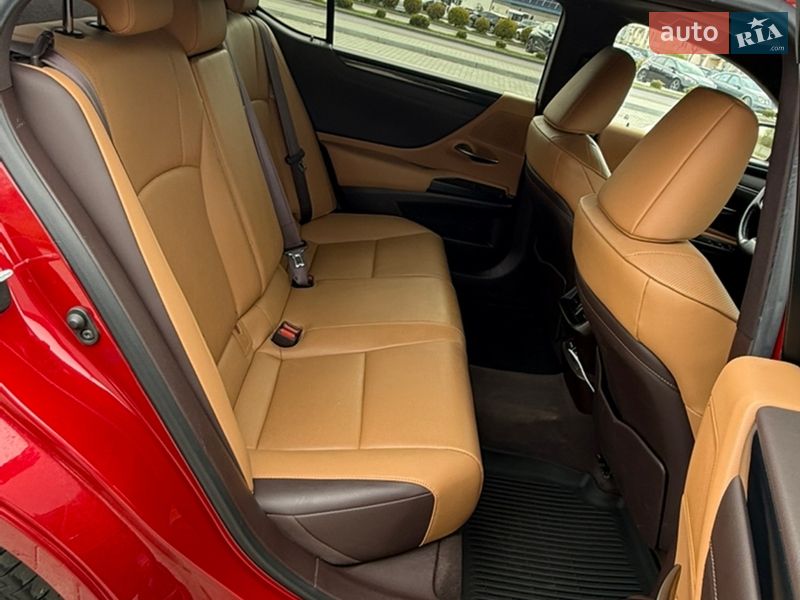 Седан Lexus ES 2020 в Ужгороде
