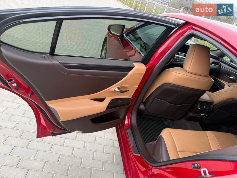 Седан Lexus ES 2020 в Ужгороде