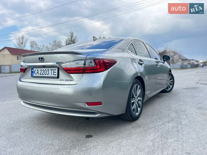Седан Lexus ES 2017 в Киеве